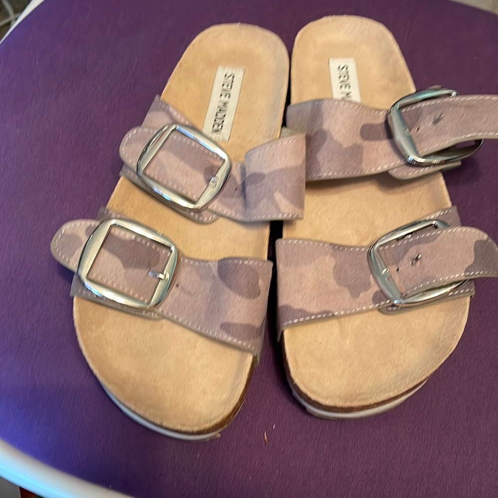 Light camo sandal with buckles, Steve Madden, size 5